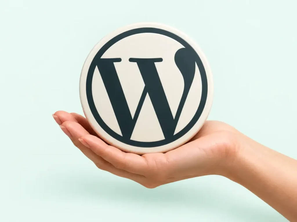 Eine unterstützende Hand unter dem WordPress-Logo