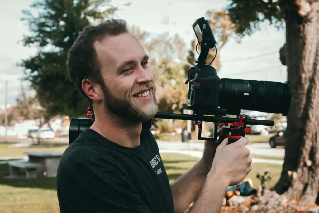 Maurice mit einer Videokamera