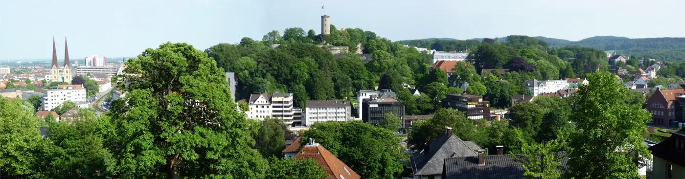 Blick vom Johannisberg über Bielefeld mit Sparrenburg am Horizont